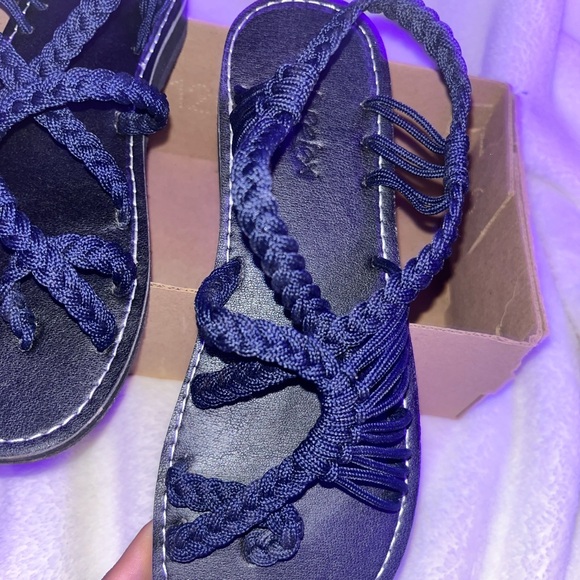 Hiii💙, I’m selling new never been used before EVERELAX sandals US 7W! - Picture 2 of 5